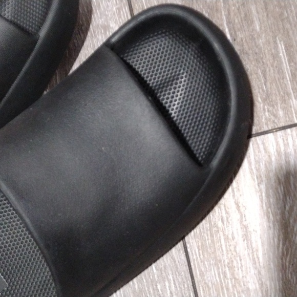 Mad Love black slides. In good condition. Size 8 - Picture 2 of 11